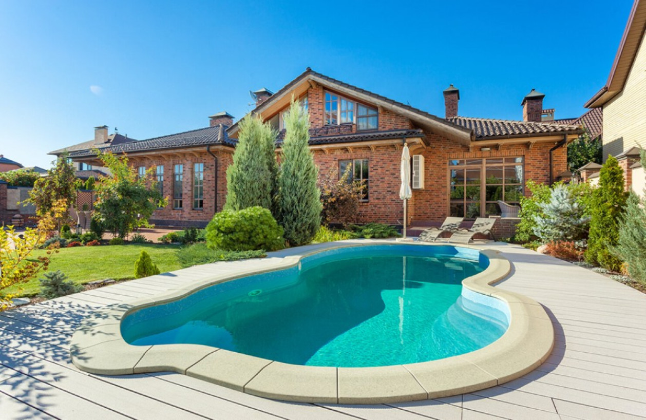 Модель:  Манхэттен
Размер:  Длина: 8,2 м. Ширина: 3,7 м. Глубина: 1,25-1,70 м. Объем: 38 м³
Цвет:  Хуко
Бордюрный камень:  КОМПОЗИТНЫЙ КАМЕНЬ Морозный персик